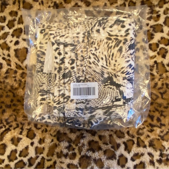 NWT Chicos leopard 🐆 print capris elastic insert waist, side vents. Size 5 - Picture 10 of 10